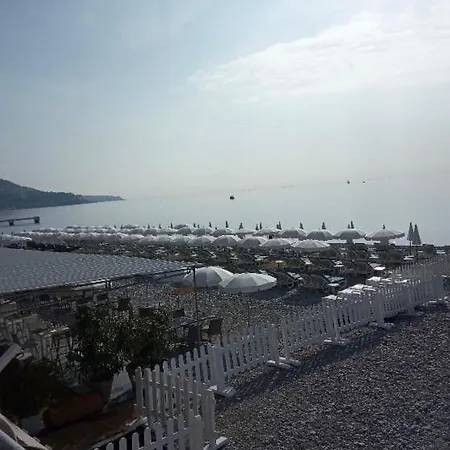 Fully Equipped For 3, Near Negresco Nicea